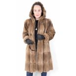 Moderner Pelzmantel Bisam Wamme mit Kapuze, knielang, Size:46 / XXL, modern fur coat muskrat
