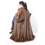 Moderner hell-brauner farbiger Pelzmantel, Nerzmantel, leicht, modern light-brown Mink Fur Coat,