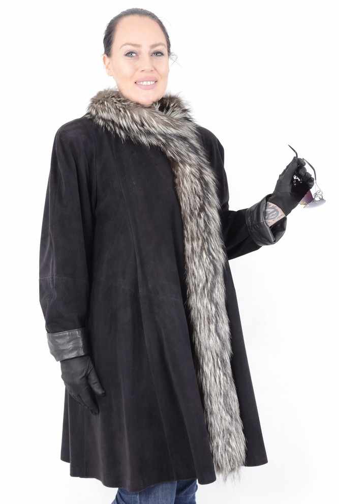 Schwarze Wildleder Jacke mit Silberfuchs abgesetzt, black suede jacket, deposed with silver fox,