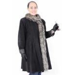 Schwarze Wildleder Jacke mit Silberfuchs abgesetzt, black suede jacket, deposed with silver fox,