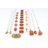 Konvolut Bernsteinschmuck, Amber, 9-teiliges Schmucklot teils Vintage, teils in Silber und mit