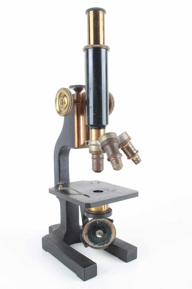 R. Winkel Göttingen Mikroskop,Deutschland 1900-1911, bezeichnet „Kosmos Mikroskop B“ Messing/