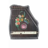 Antikes Musikinstrument Scala Zither,Holzkorus lackiert, Blumendekor, Länge 54 cm x Breite 47 cm,