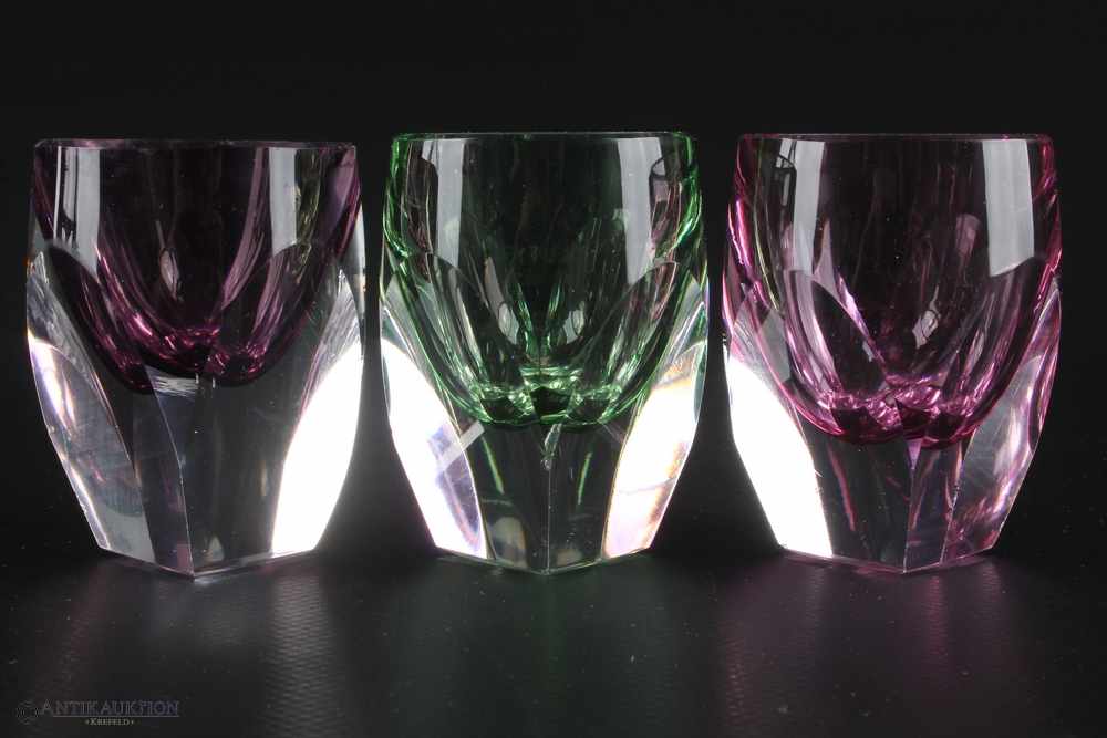 Moser Karlsbad Karaffe mit 6 Becher, Kristall Karaffe mit sechs Becher, farbiges Glas, wohl - Image 2 of 3