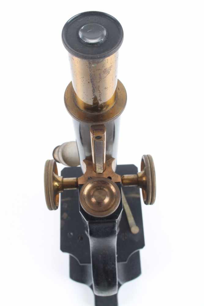 R. Winkel Göttingen Mikroskop,Deutschland 1900-1911, bezeichnet „Kosmos Mikroskop B“ Messing/ - Image 5 of 5