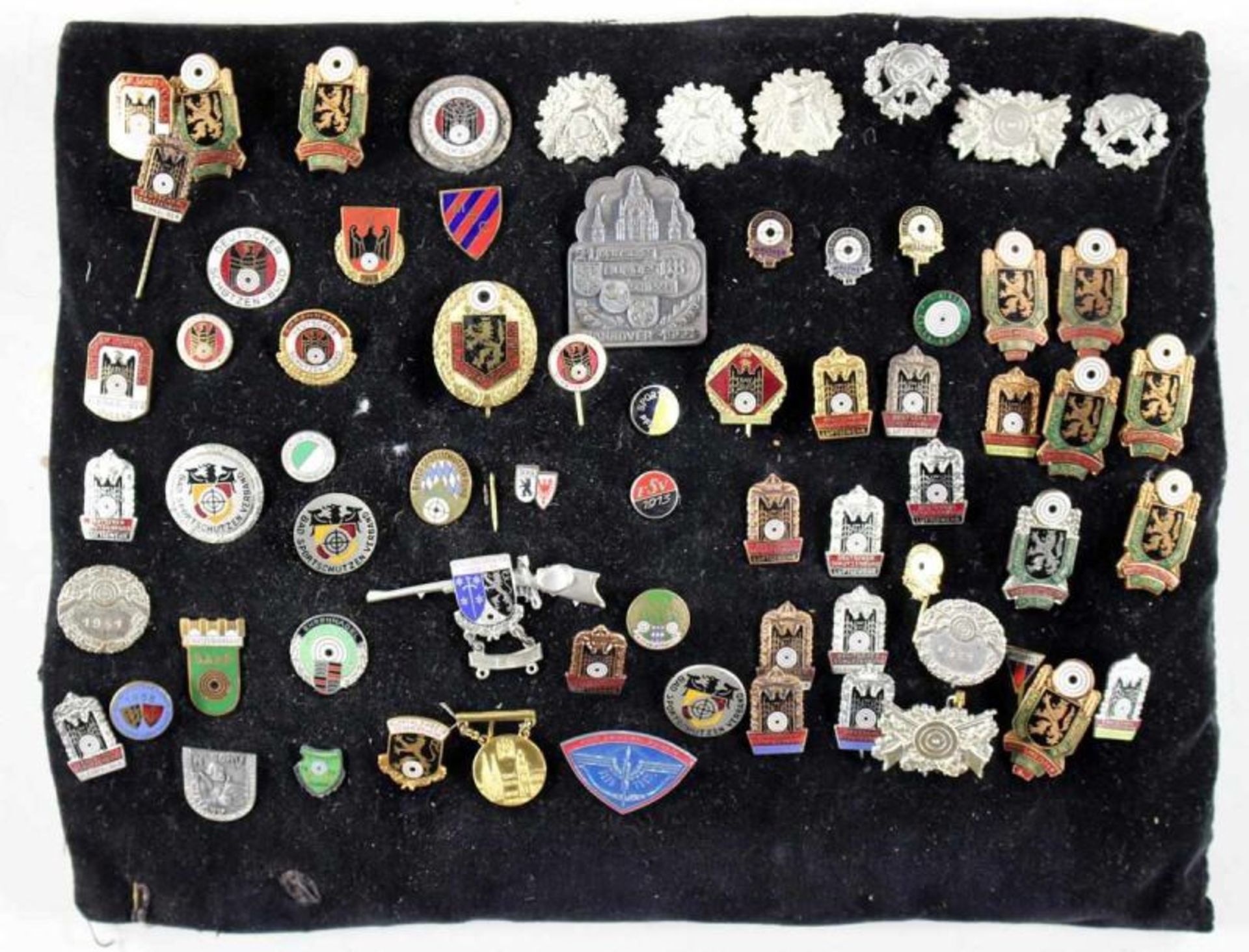 Schützenmedaillen u. AbzeichenGroße Sammlung von ca. 130 Objekten zum Thema Schießen. Ca. 1951 - - Bild 3 aus 4