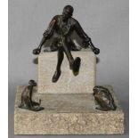 Skulptur. Bronze - sitzender Till Eulenspiegel mit Eule und Meerkatze. Kleine Figurengruppe auf