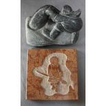 Skulptur. Stein, rötliche Marmorplatte. Bernett, David. "Eskimo Fisherman". Auf der Vorderseite