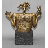 Skulptur. Harlekin mit Schachbrett. Patinierte Bronzeskulptur auf einem Marmorsockel.