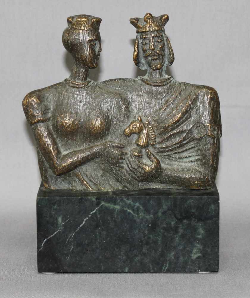 Skulptur. Königliches Paar. Patinierte Bronzeskulptur auf einem Marmorsockel. Monogrammiert und