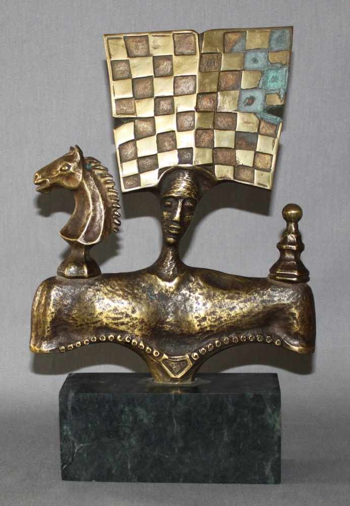 Skulptur. Porträt mit Schachbrett. Patinierte Bronzeskulptur auf einem Marmorsockel. Monogrammiert