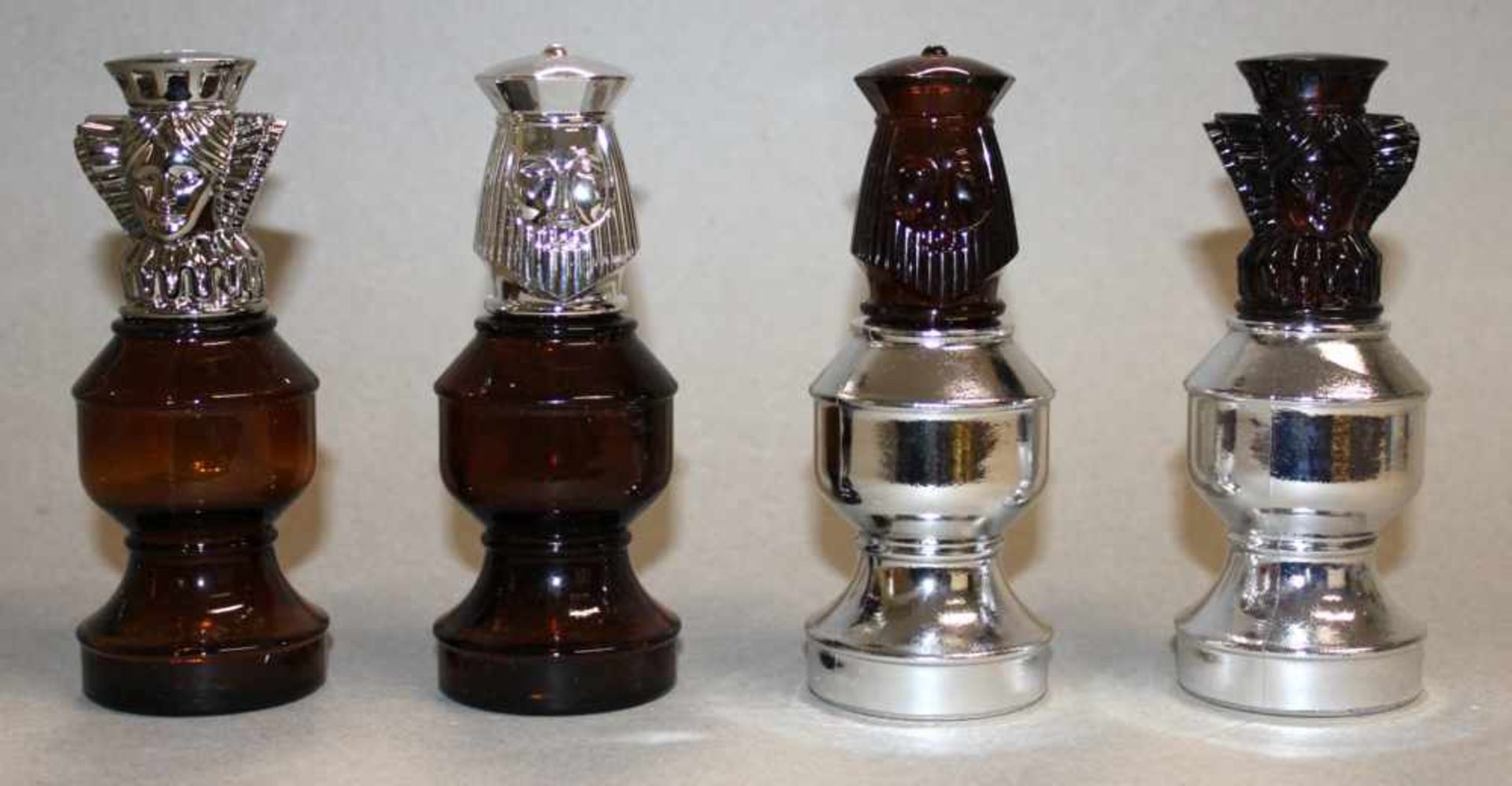 Amerika. USA. "Avon Chess Piece"- 32 unbefüllte Parfumfläschchen in der originalen Verpackung in der