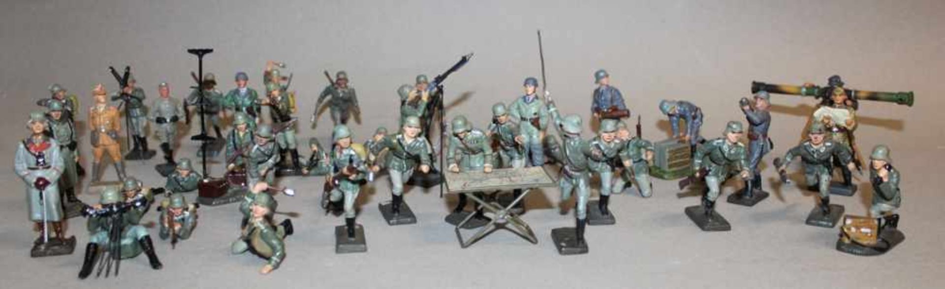 Spielzeug. Lineol - Figuren Wehrmacht.Infanteriesoldaten der Wehrmacht. 50 Figuren mit