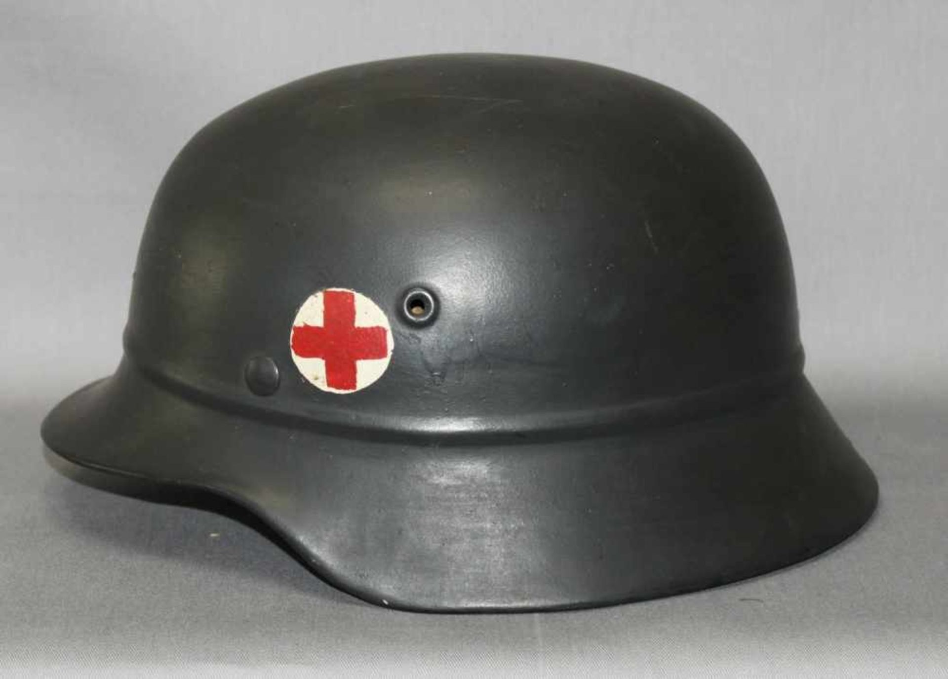 Militaria. Stahlhelm. 2. Weltkrieg.Wehrmacht - Sanitätshelm, komplett mit Futter und Beriemung.