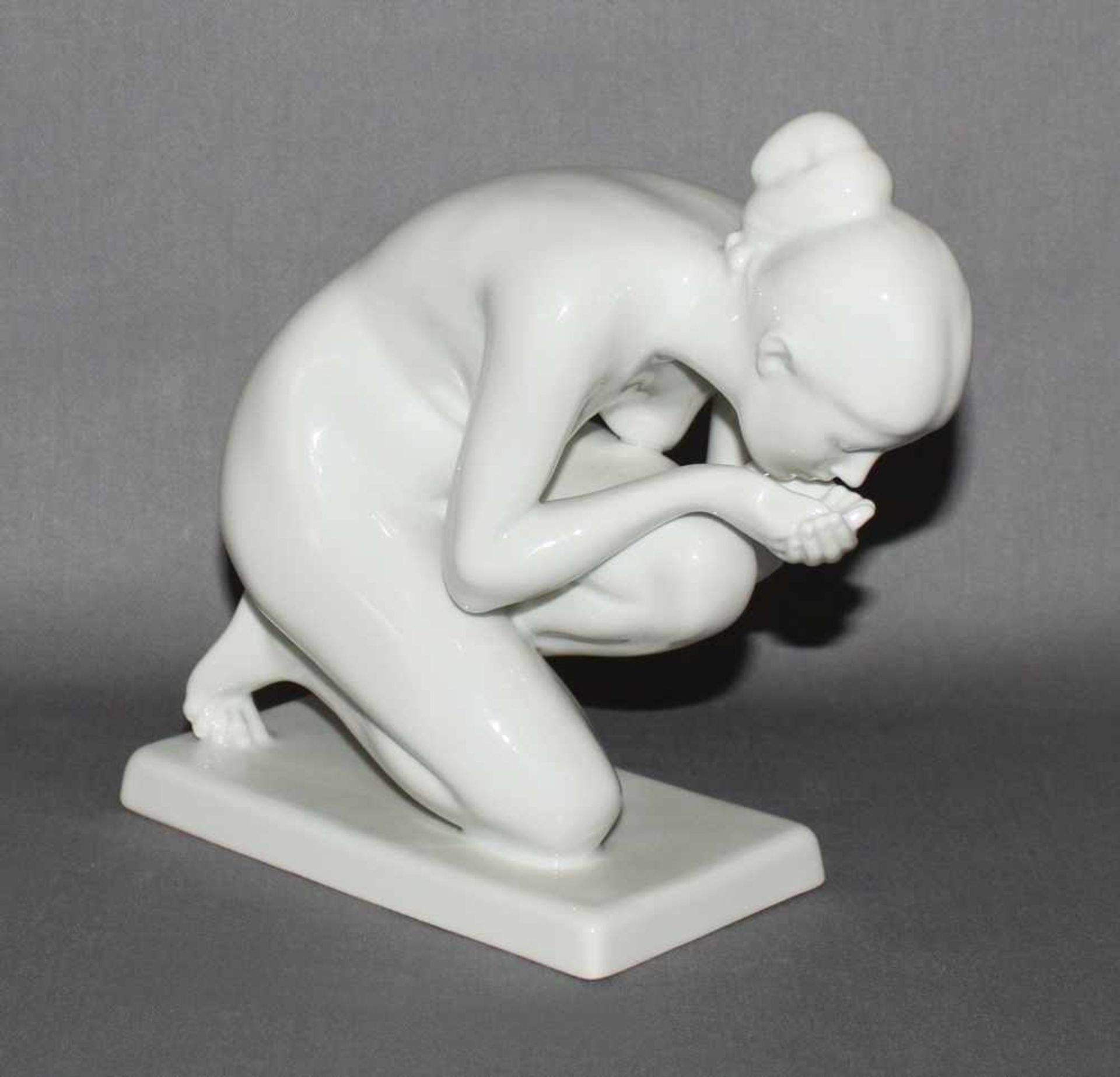 Porzellan. Rosenthal."Die Trinkende". Monochrome Porzellanfigur auf schmalen rechteckigen Sockel.