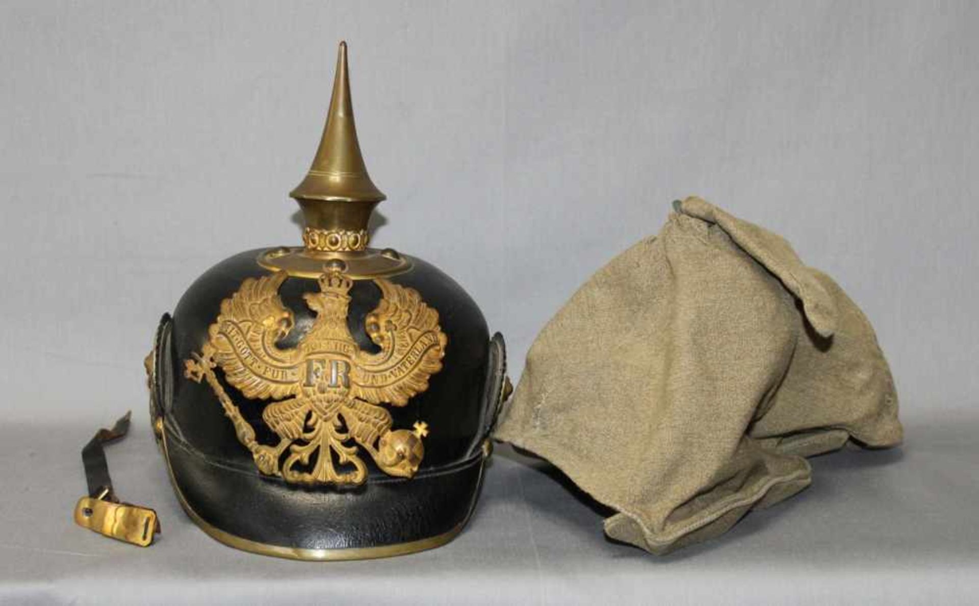 Militaria. Pickelhaube.Preußischer Infanteriehelm. Lederhelm komplett mit Spitze, Tellerbeschlag,