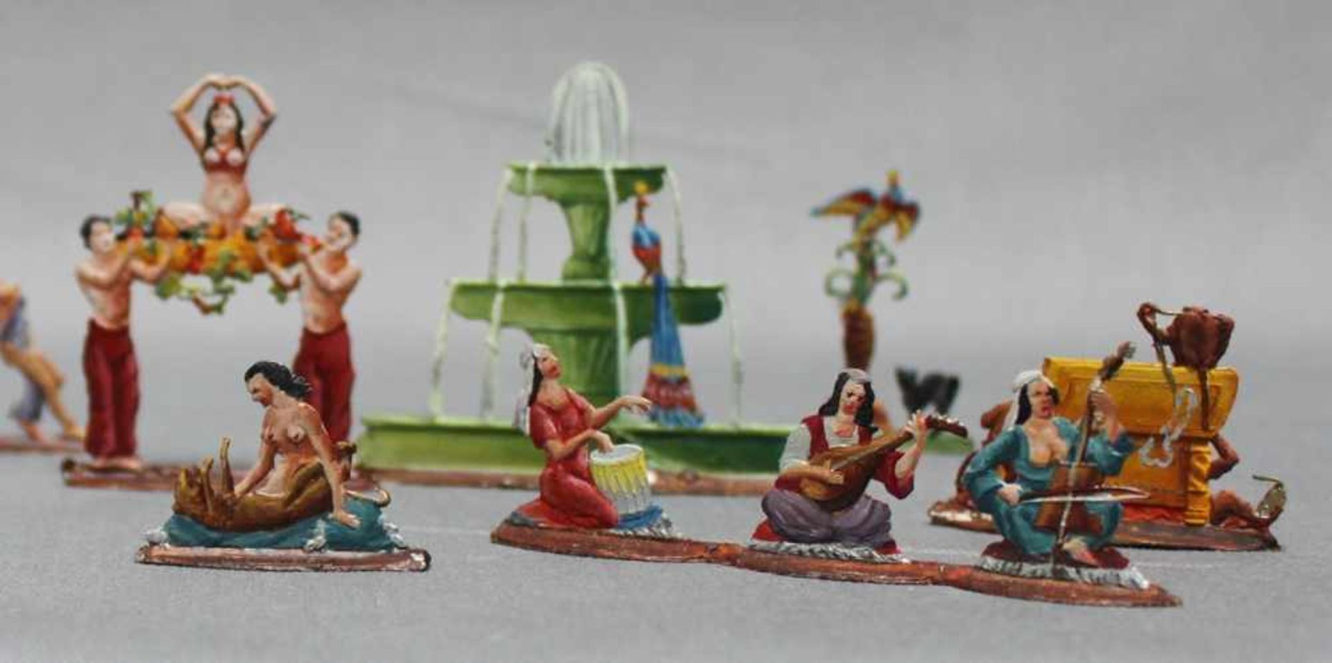 Spielzeug. Zinnfigurenmit verschiedenen Darstellungen aus einem Harem. 10 farbige Figuren aus der - Image 2 of 3