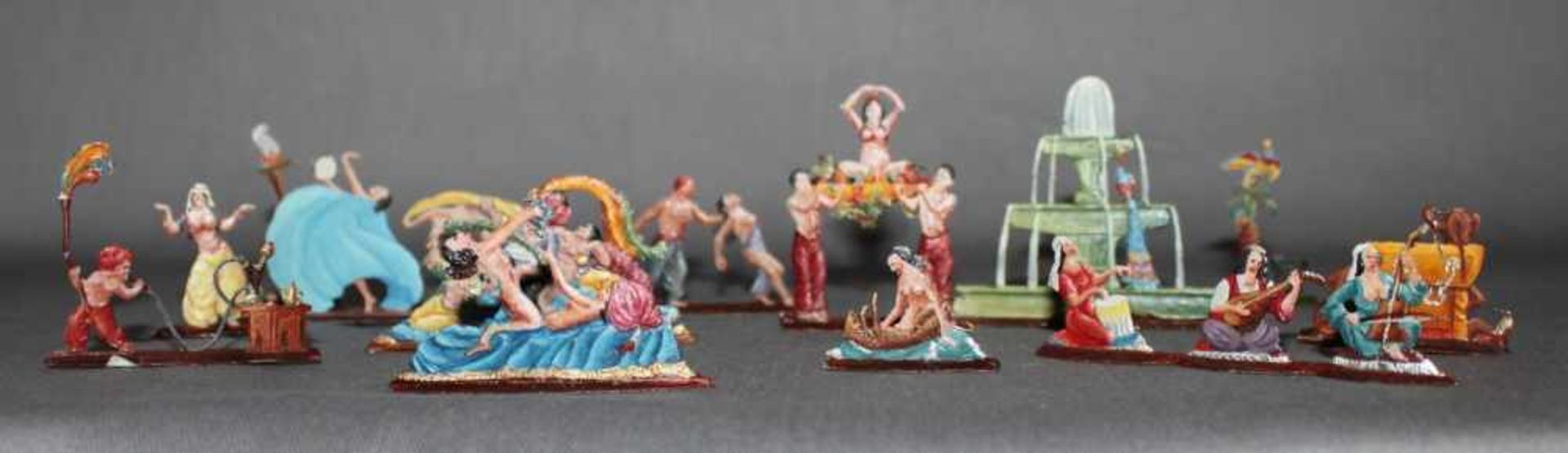 Spielzeug. Zinnfigurenmit verschiedenen Darstellungen aus einem Harem. 10 farbige Figuren aus der