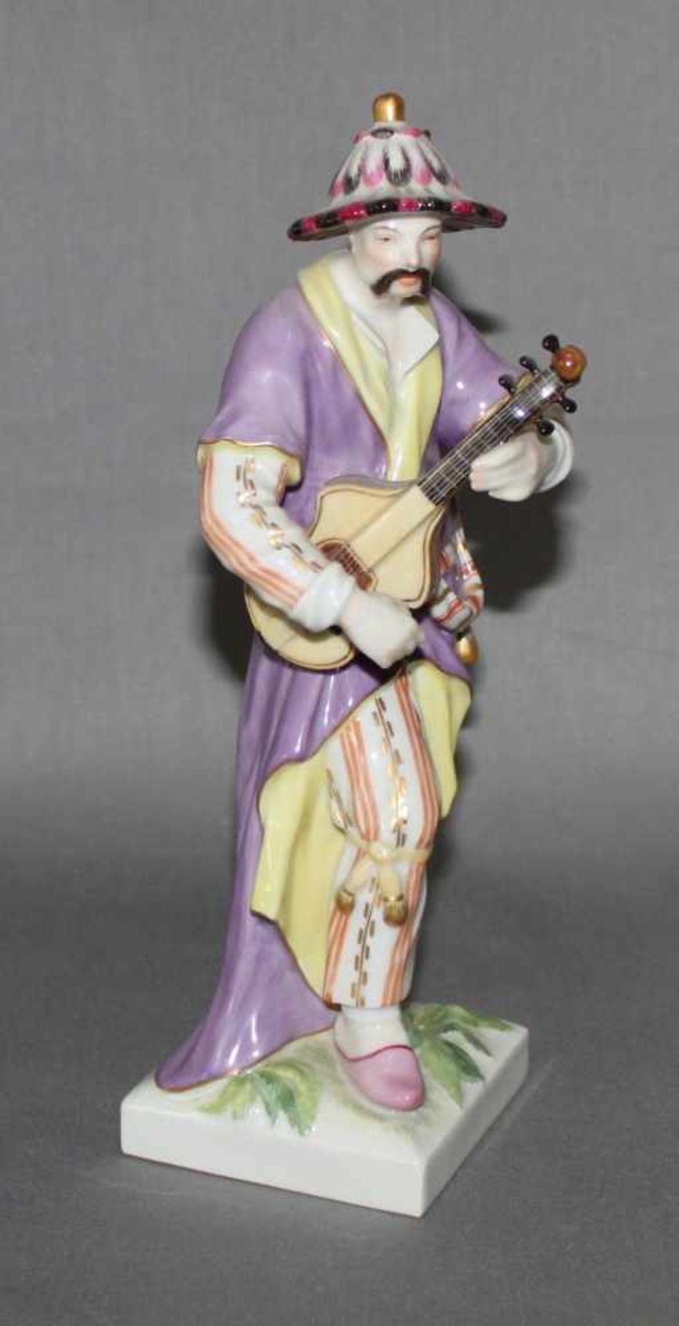 Porzellan. Berlin - KPM.Porzellanfigur "Malabar" - Chinese mit Gitarre. Polychrome Porzellanfigur