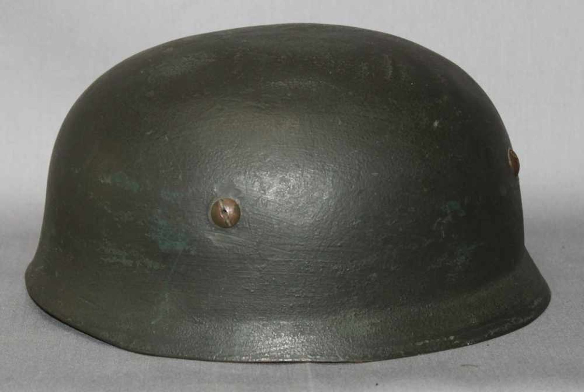 Militaria. Stahlhelm. 2. Weltkrieg.Wehrmacht - Fallschirmjäger, komplett mit Futter und Beriemung.