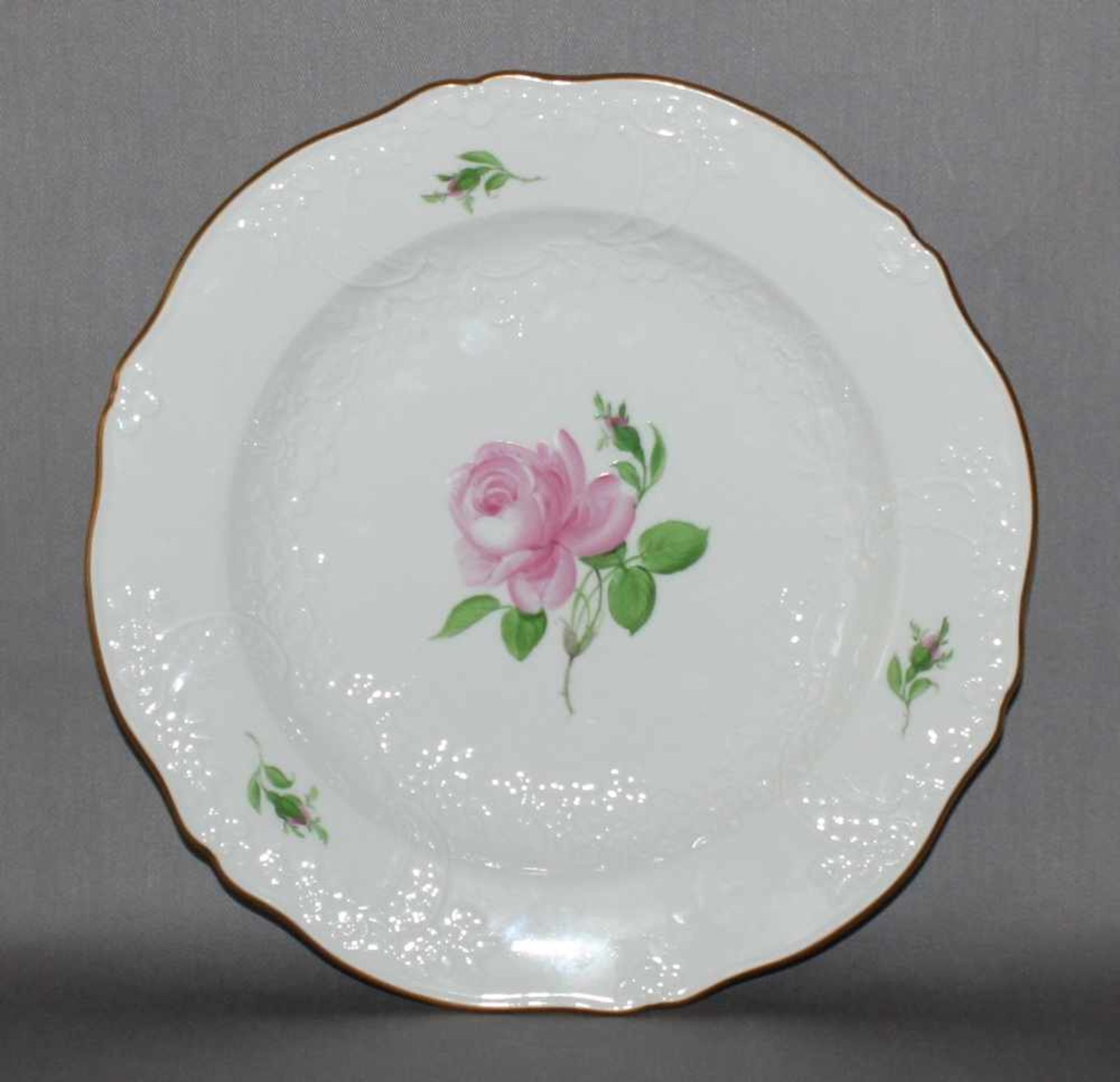 Porzellan. Meissen.Weißer Zierteller mit erhabenen Blumen- u. Blattdekor, goldfarbenen Zierrand,