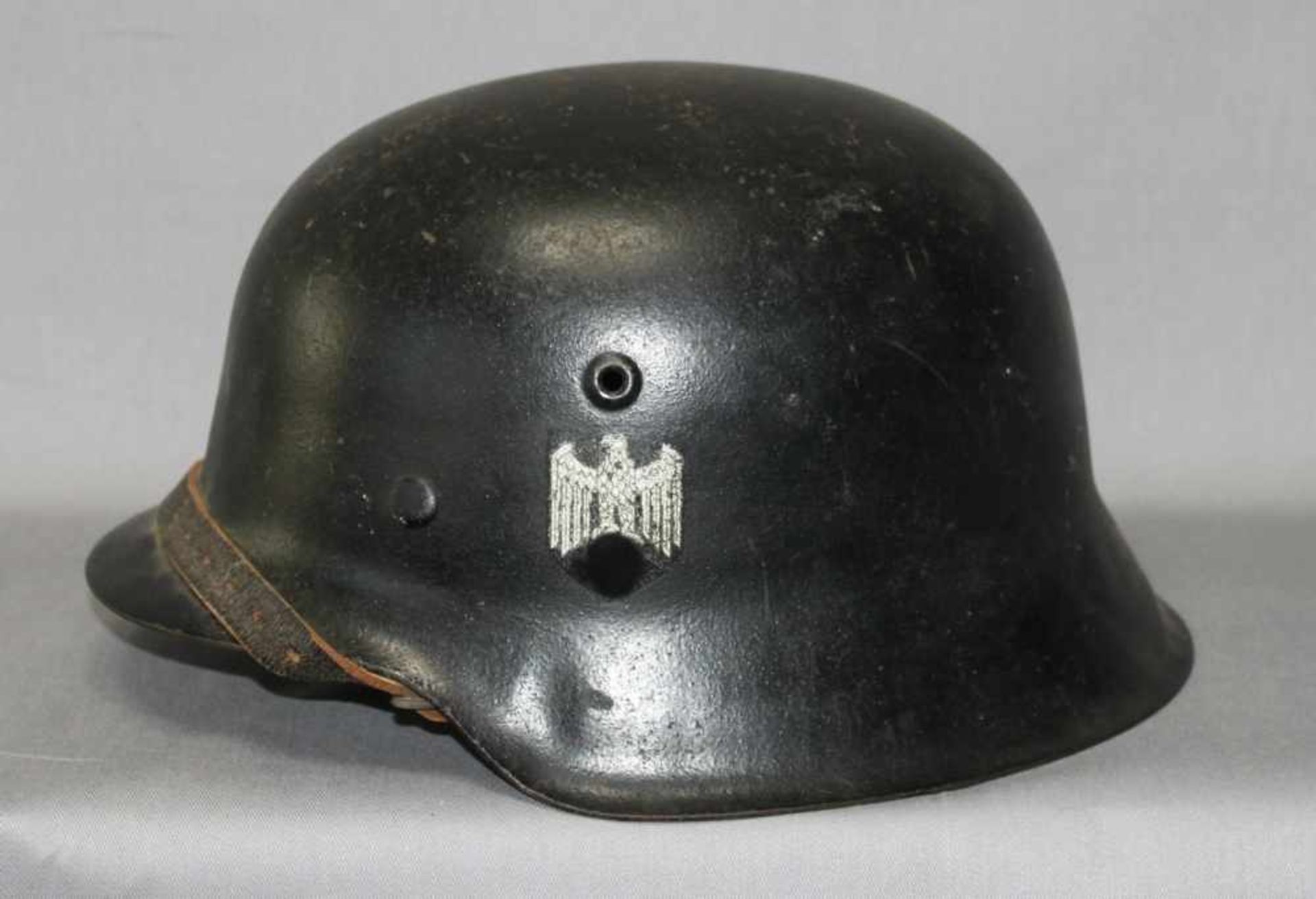 Militaria. Stahlhelm. 2. Weltkrieg.Reichswehr / Wehrmacht, komplett mit Futter und Beriemung. Aus