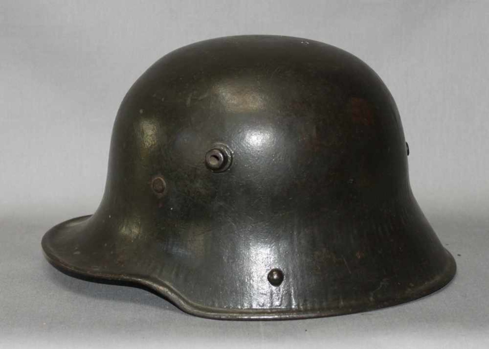 Militaria. Stahlhelm. 1. Weltkrieg,Deutsches Kaiserreich, komplett mit Futter und Beriemung. Aus der