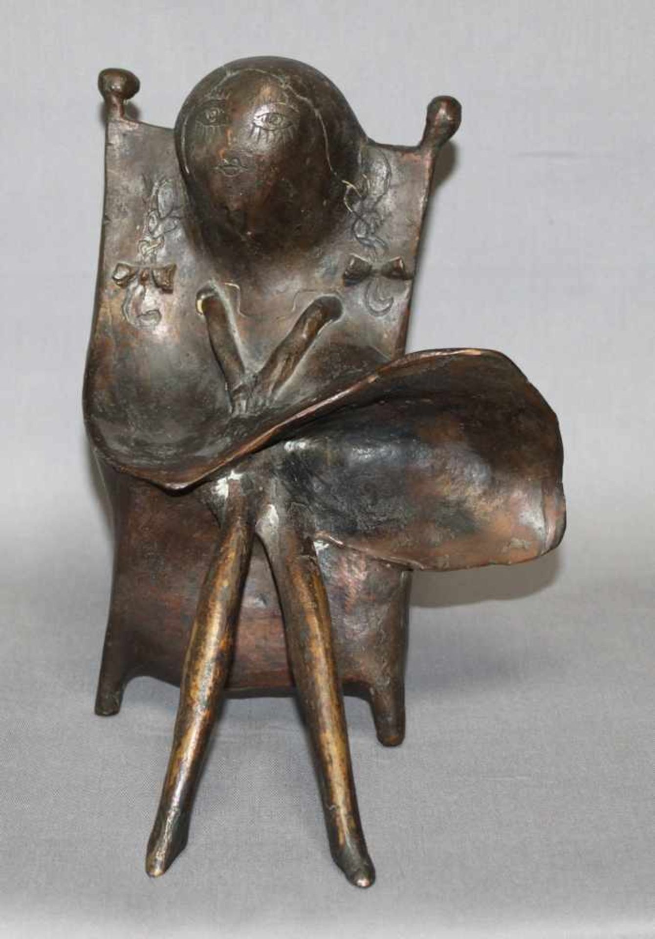 Skulptur. Bronze. Fischer, Lothar."Kleine sitzende Puppe". Dunkelbraun patinierte Skulptur.