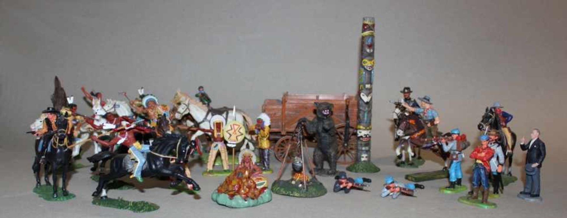 Spielzeug. Elastolin - Cowboys & Indianer etc.Konvolut mit u.a. 48 Spielfiguren aus der zweiten