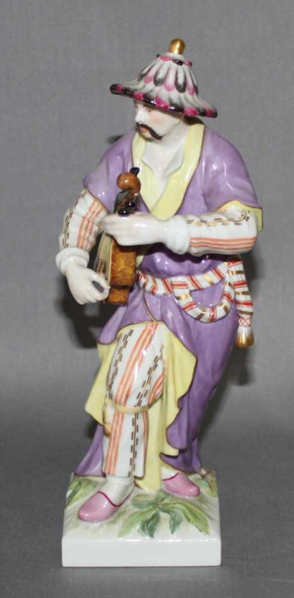 Porzellan. Berlin - KPM.Porzellanfigur "Malabar" - Chinese mit Gitarre. Polychrome Porzellanfigur - Image 2 of 3