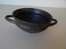 Buccheroschale. Henkelgefäß aus Ton mit schwarzen Firnis. Italien/Etrurien. Höhe: 6,3 cm;