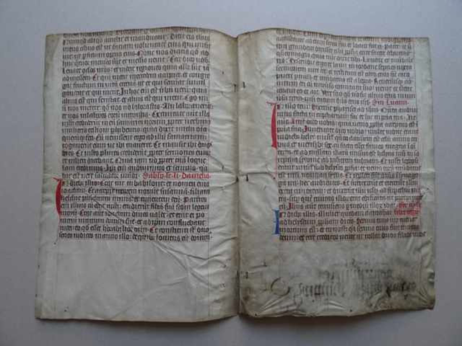 Theologie.- Makulatur-Umschlag. Lateinische Handschrift (gotische Minuskel) auf Pergament. Um - Bild 2 aus 4