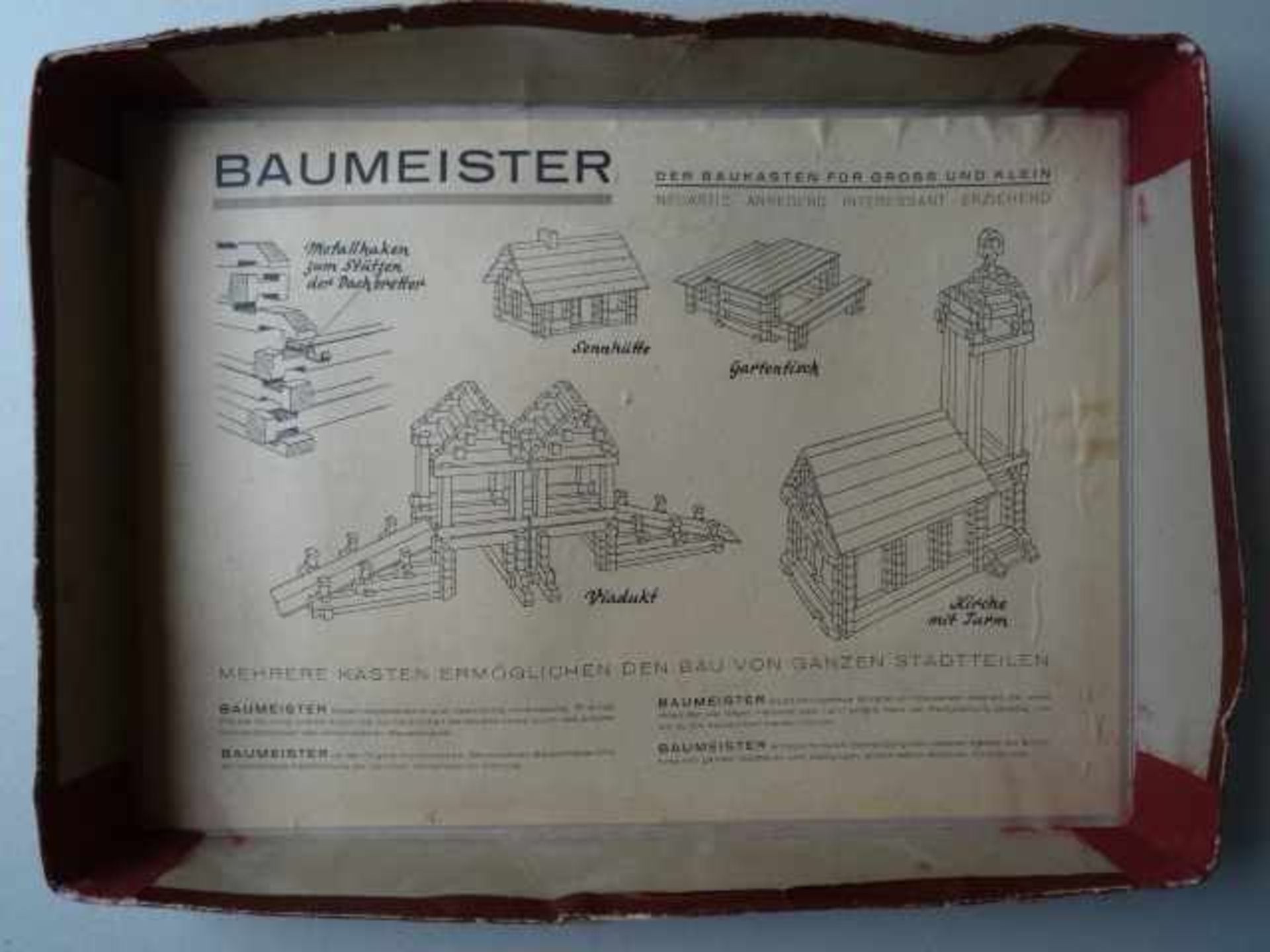 Baukasten.- Baumeister. Neumünster, Moll, um 1950. Baukasten mit ca. 180 Holz-Bauelementen. In farb. - Bild 2 aus 5
