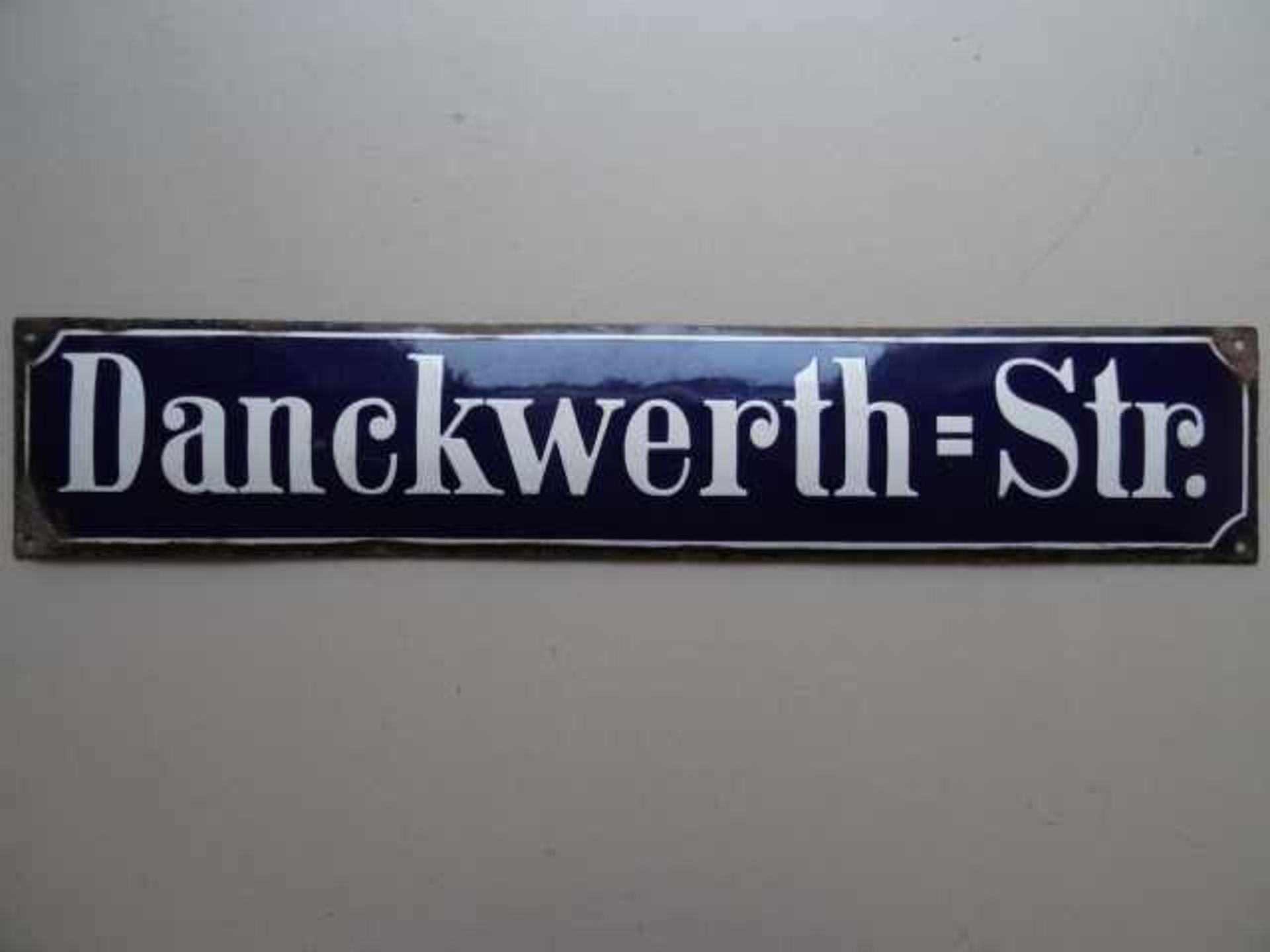 Straßenschild.- Danckwerth-Str. (Kiel). Gewölbtes Emaille-Schild für Hauswände. (Um 1950). 14 x 72