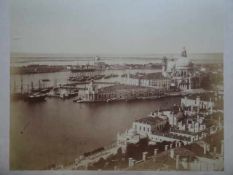 Italien.- 4 Fotografien mit Ansichten von Venedig. Um 1880. Je ca. 26 x 32 cm. Die Fotografien
