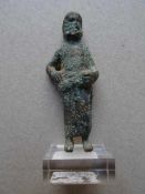 Bronzestatuette. Männliche Ganzfigur (Äskulap?). Römisch, wohl 2.-3. Jahrhundert v. Chr. Höhe: 6,3
