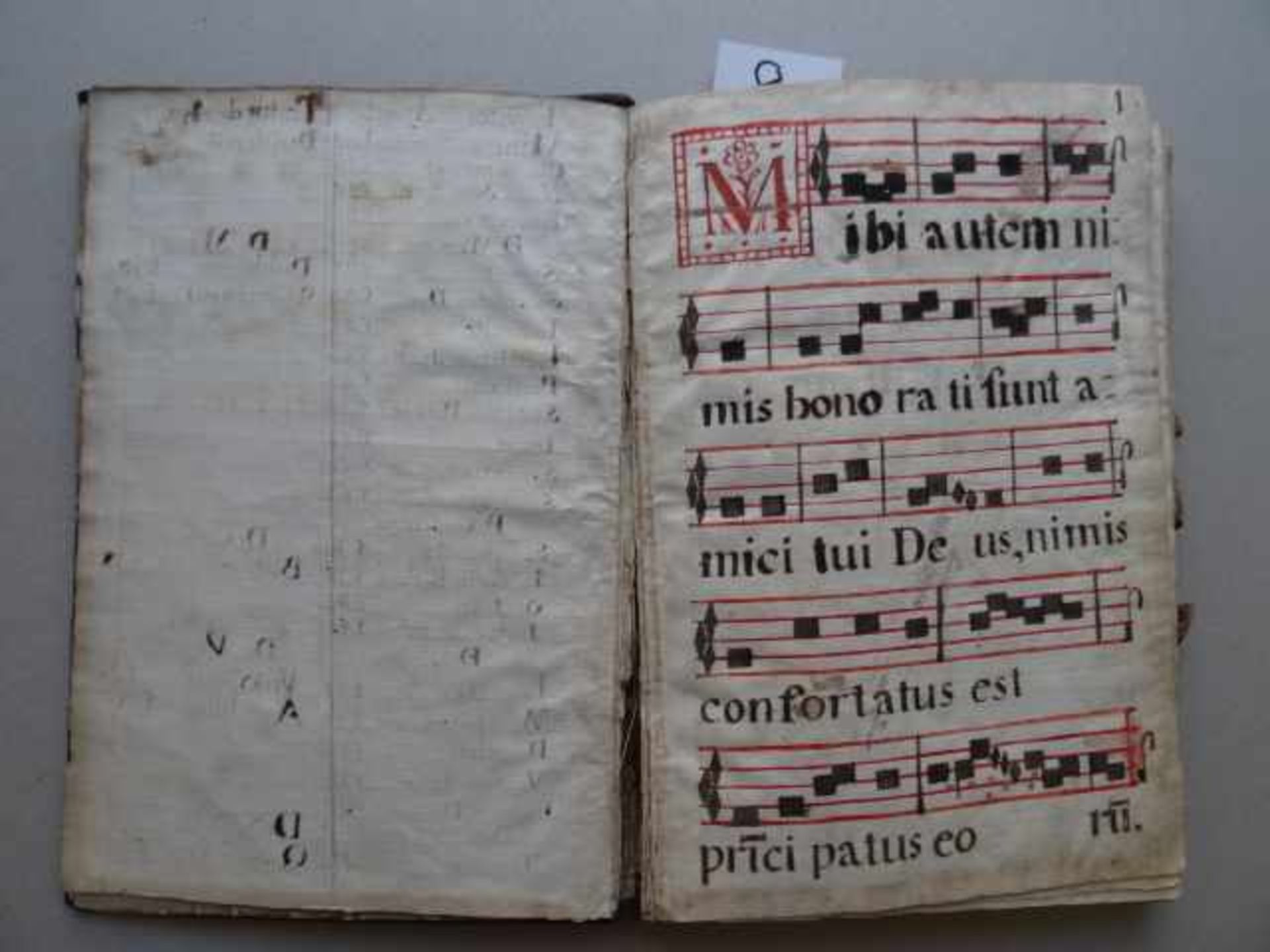 Musik.- Antiphonar. Notenhandschrift mit Rubrizierung. Um 1750. 130 Seiten, 8 Blätter. 4°. Ldr. d. - Bild 3 aus 5