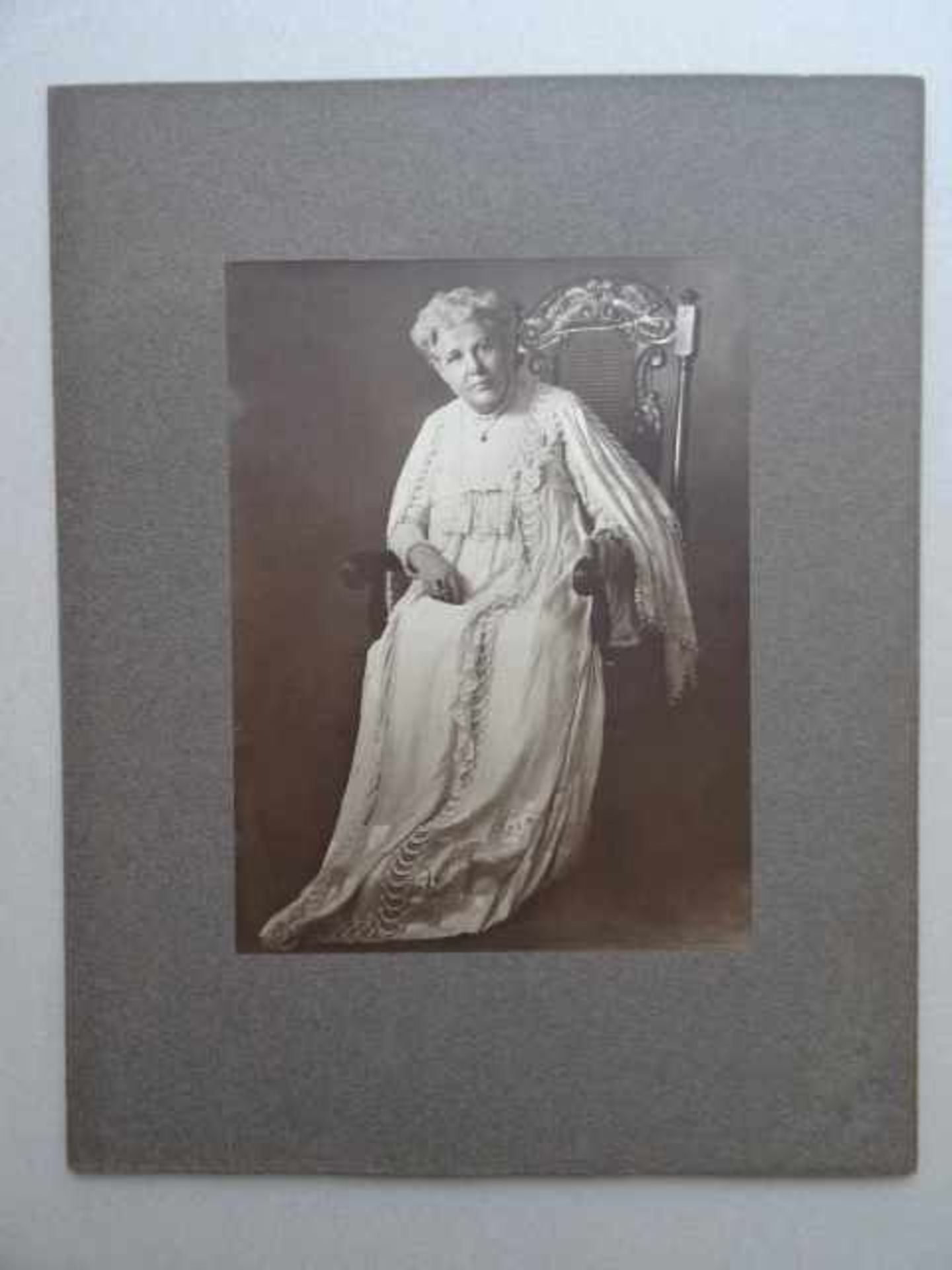 Fotografie.- Annie Besant. Fotografie, um 1900. Mit eigenhändigem Namenszug auf der Bildseite. 19, - Bild 2 aus 4