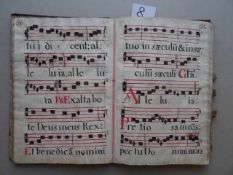 Musik.- Antiphonar. Notenhandschrift mit Rubrizierung. Um 1750. 130 Seiten, 8 Blätter. 4°. Ldr. d.