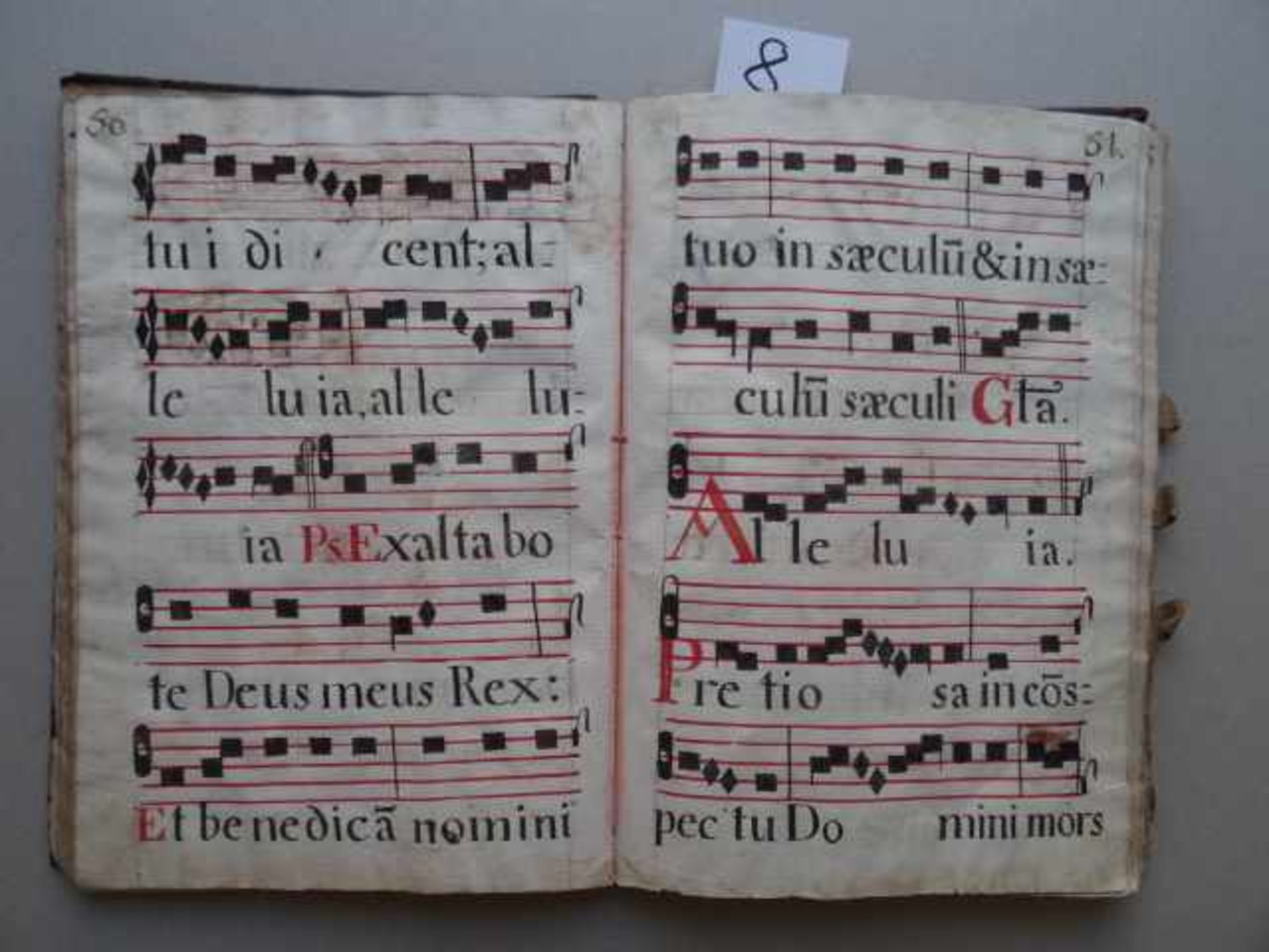 Musik.- Antiphonar. Notenhandschrift mit Rubrizierung. Um 1750. 130 Seiten, 8 Blätter. 4°. Ldr. d.