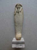 Fayence-Statuette. Ushebti. Ägypten. Höhe: 6,3 cm. Als Grabbeigabe gefertigte Figur in