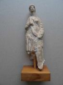 Hohlfigur. Weibliche Ganzfigur. Sandfarbene Terrakotta-Hohlfigur. Unteritalien, 2. Jahrhundert v.