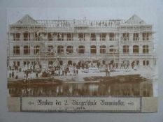 Neumünster.- Neubau der 2. Bürgerschule Neumünster. Fotografie von 1896. 23 x 38 cm. Zeigt den