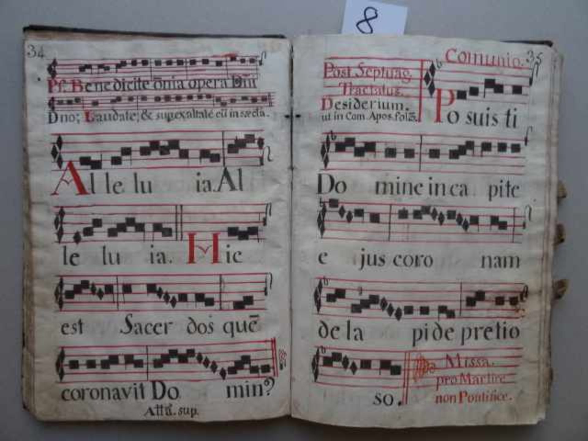 Musik.- Antiphonar. Notenhandschrift mit Rubrizierung. Um 1750. 130 Seiten, 8 Blätter. 4°. Ldr. d. - Bild 2 aus 5