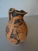 Oinochoe. Bauchiges Tonkännchen mit schwarzem Dekor. Unteritalien, 4. Jahrhundert v. Chr. Höhe: 11