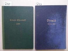 Marine.- Crew-Cronik 1898 und 1905. Typoskripte. 2 Bde. Kiel, 1951-52. 51 num. Bll.; 1 Bl., XVI, 106