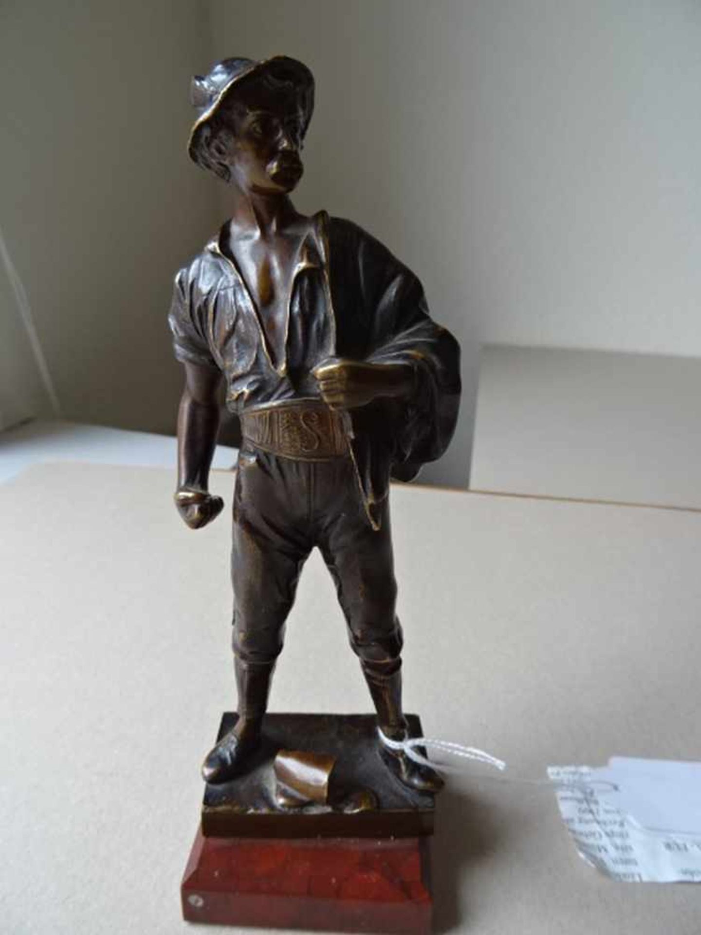 Bronze.- Marcuse, Rudolf (?)(Berlin 1878 - 1940 London). Mann in Tracht. Bronzestatuette bei