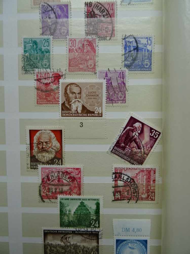 Briefmarken.-Sammlung von ca. 2000 Briefmarken aus aller Welt aus den Jahren um 1890-1960. Meist - Image 3 of 4