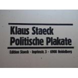 Plakate.- Staeck, Klaus(Pulsnitz 1938). Politische Plakate. 150 farbige Offsetdrucke, 3 Textblätter.