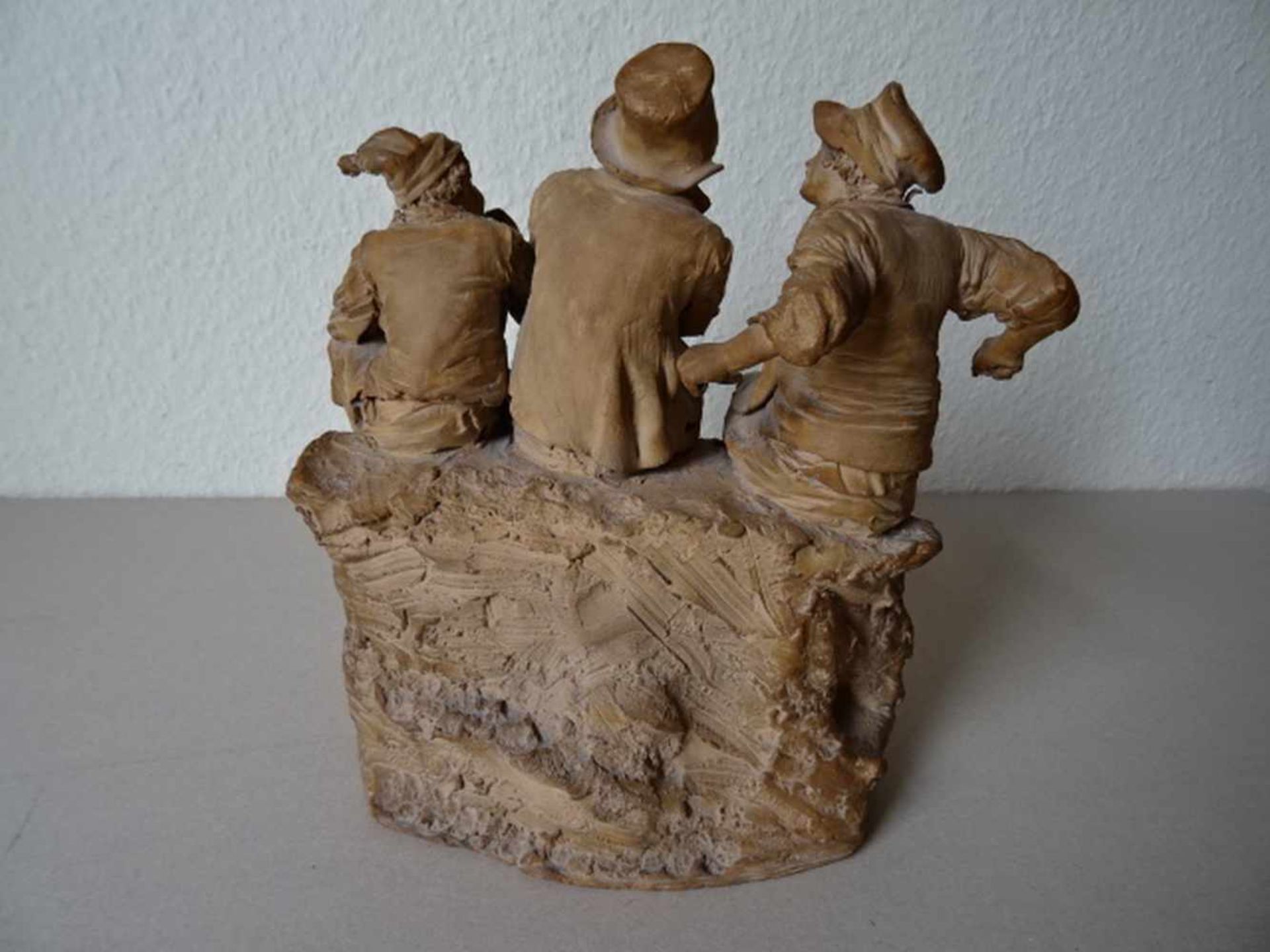 Vaccaro, Bongiovanni(Caltagirone, 19. Jhdt.). Drei Männer. Terrakotta-Skulptur. 19. Jahrhundert. - Bild 3 aus 5